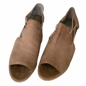 Eileen Fisher peep toe  leather sandal new